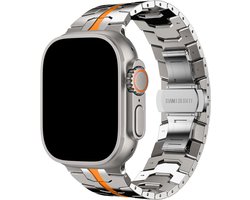 Stravo Premium RVS Schakelband met Vlindersluiting – Iron Style Metalen Horlogebandje – Geschikt voor Apple Watch 46mm (Series 10/11), 45mm (Series 7/8/9), 44mm (Series 4/5/6, SE 1/2/3), 49mm (Ultra 1/2/3) – Titanium/Oranje