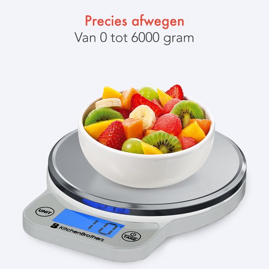 RVS keukenweegschaal met een schaal gevuld met fruitsalade. De tekst 'Precies afwegen' staat erboven.