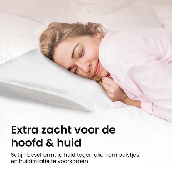 Vrouw slaapt op een zacht wit satijnen kussen. Tekst: Extra zacht voor hoofd & huid.