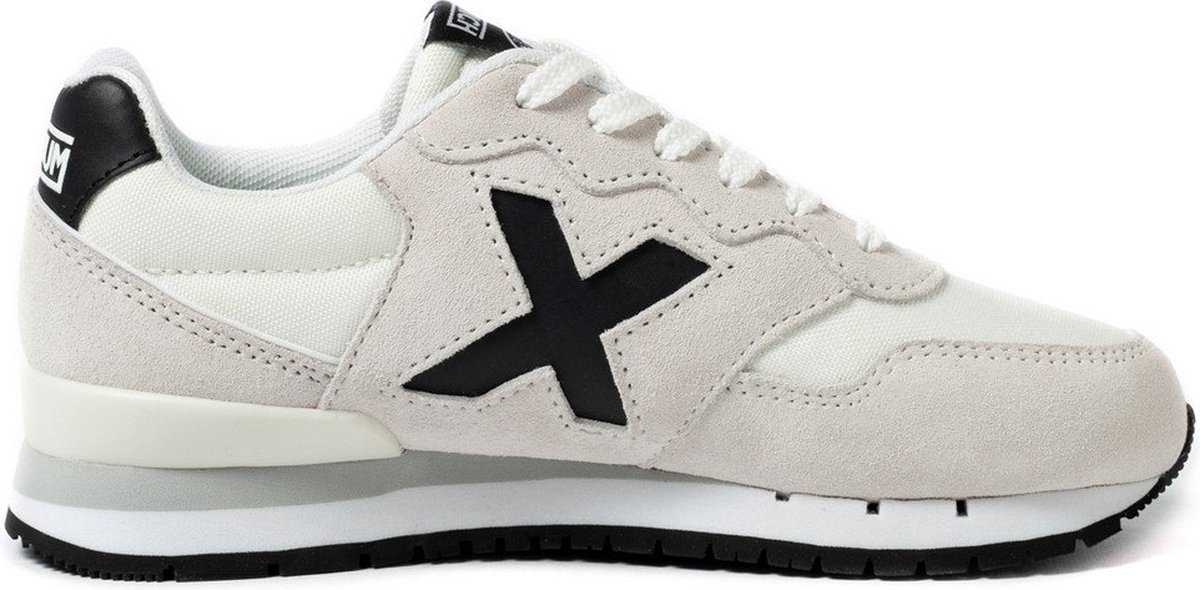 Grijze Munich Dash sneakers EU 33 met retro design, zwarte accenten en sportieve uitstraling. Geschikt voor casual gebruik.