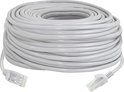 Grijze ethernetkabel van 30 meter, opgerold, met twee RJ45-connectoren.