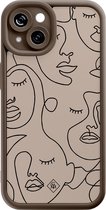Casimoda® hoesje - Geschikt voor iPhone 15 - Abstract Faces - Effen telefoonhoesje met lensbescherming - TPU - Backcover - Bruin/beige