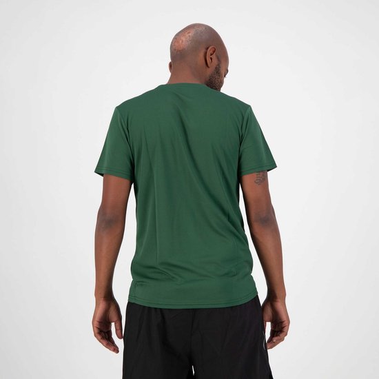 Man met donkergroen, kortemouw hardloopshirt van Rogelli, van achteren gezien.