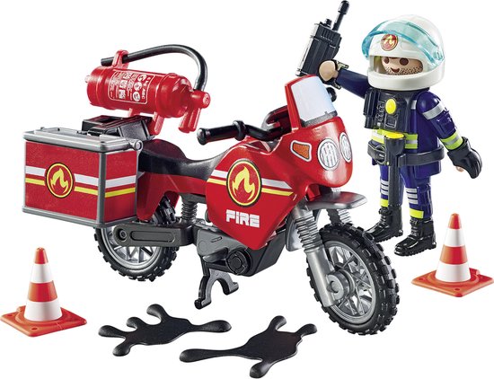 Rode speelgoedmotor met brandweerfiguur, brandblusser en verkeerskegels. 'FIRE' op zijkant.