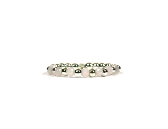 Ring van 925 zilver met facet geslepen creme en roze kralen.
