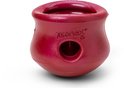 Rood Zogoflex hondenspeeltje met rond gat in het midden, op zwarte achtergrond.