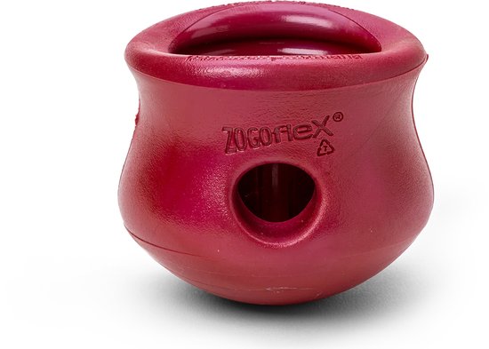 Rood Zogoflex hondenspeeltje met rond gat in het midden, op zwarte achtergrond.