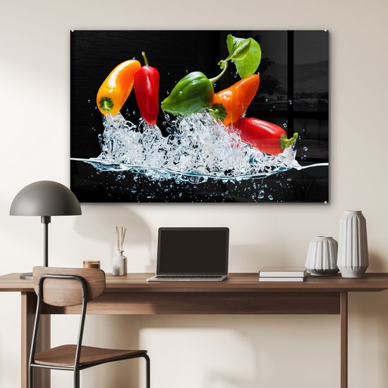 ® Glasschilderij 120x80 cm - Schilderij acrylglas - Pepers - Zwart - Groenten - Water - Blad - Foto op glas - Muurdecoratie woonkamer - Wanddecoratie slaapkamer - Schilderijen