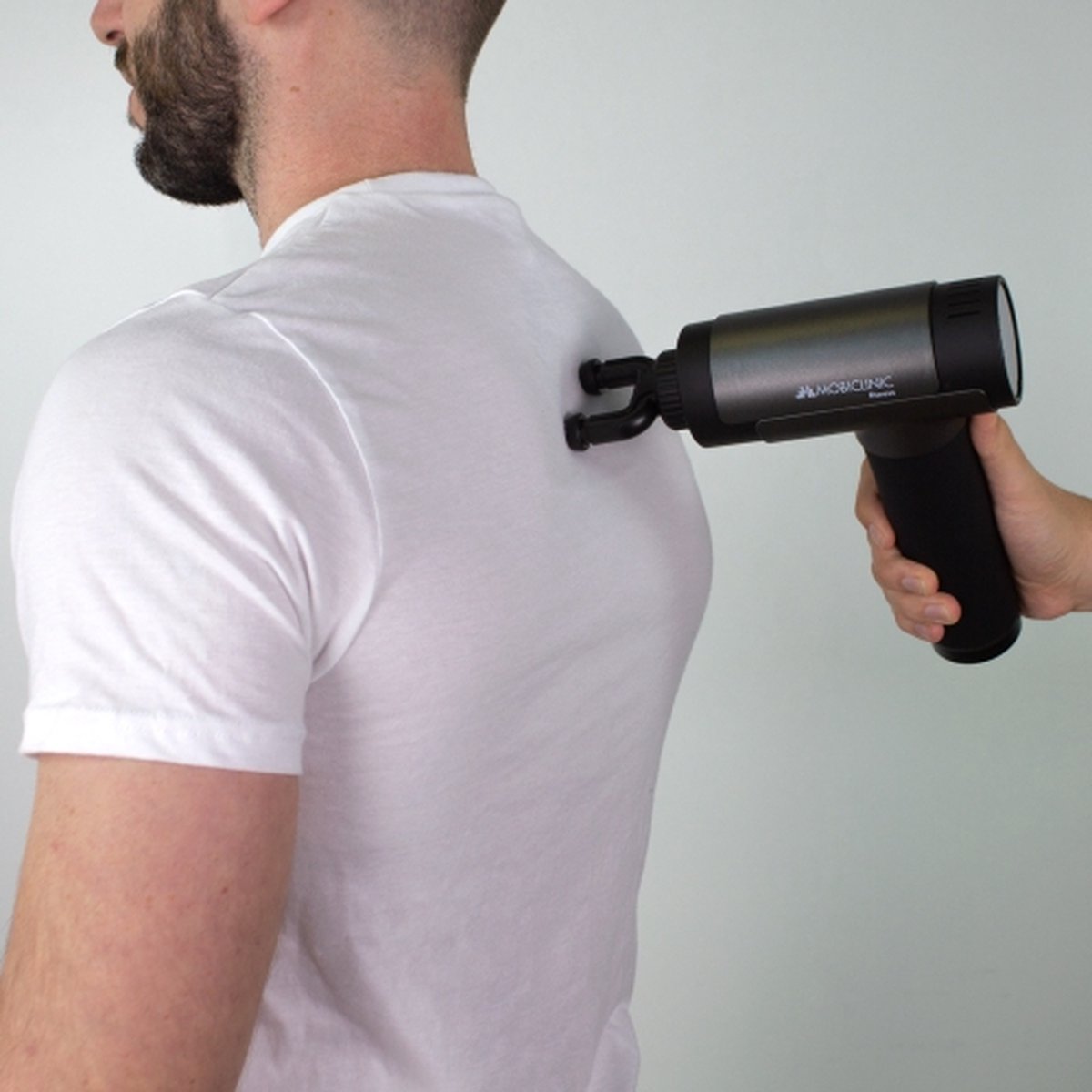 Mobiclinic PS-01 - Massageapparaat - Massage Gun - Massage pistool - 6 verschillende Opzetstukken - 30 instelbare intensiteitsniveaus - LCD scherm - Spiermassagepistool - Diep weefsel massageapparaat - Draagbaar - Grijs thumbnail 3
