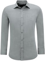 Grijs slim fit overhemd met lange mouwen, knoopsluiting en logo op de borst.