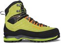 Zijprofiel van een groene bergschoen met oranje details, zwarte zool en veters.