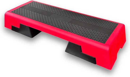 Een rood aerobic step met een zwart anti-slip oppervlak en verstelbare pootjes voor verschillende hoogtes.