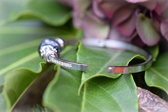 Urn-Gedenk Dames Armband rvs zilver Bangle maat M (dia 59mm)-Crematie-as Glasbedel Zilver glinstering én 2 x 925 Zilver Bloem bedels - 2 rvs Stoppers- Armband Voor Dames-Herinneringssieraad-Assieraad-As verwerking in glas-Herdenkingssieraad-Asarmband