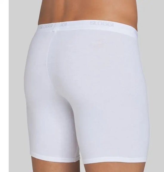 Achterkant van een witte katoenen boxershort voor heren met Sloggi-band.
