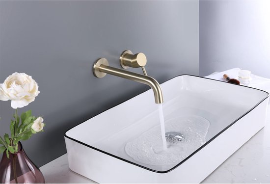 Gouden wandkraan met gebogen uitloop boven een witte wastafel met zwarte rand.