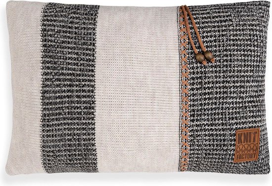 Rechthoekig kussen met verticale beige en zwarte strepen, met een zwart geblokt patroon aan de rechterkant.