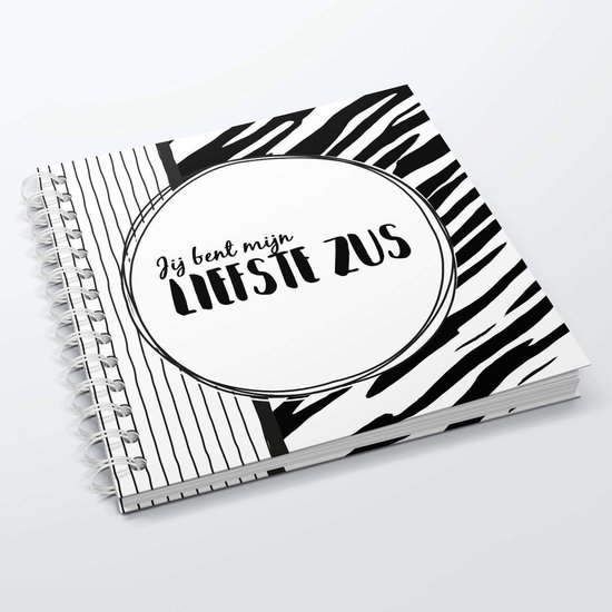 Invulboek met zebraprint en gestreepte voorkant. Cirkelvormig tekstvak 'Jij bent mijn liefste zus'.
