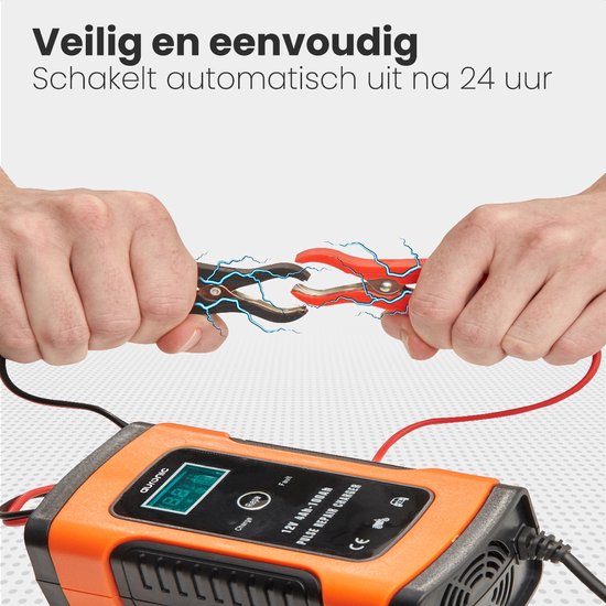 Een persoon met zwarte handschoenen verbindt de rode klem van een oranje acculader met de accupool. Er zijn vonken te zien.