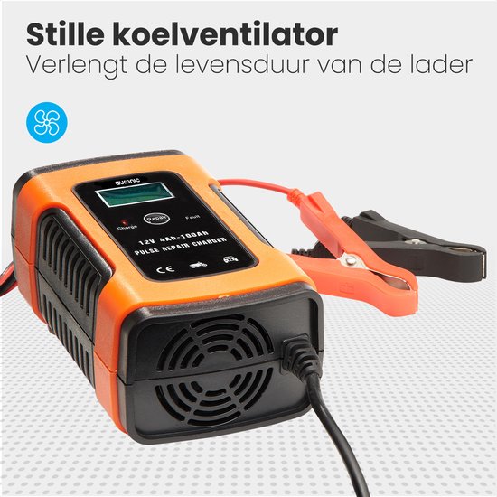 Oranje acculader met ingeschakelde ventilator. De tekst 'Stille koelventilator' staat boven de afbeelding.
