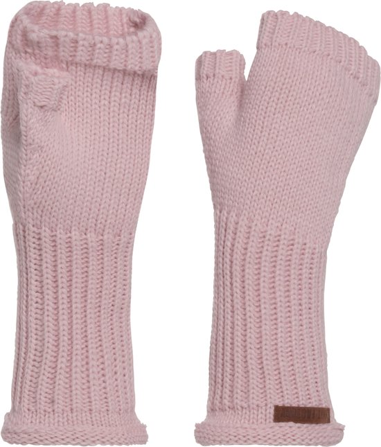 Roze gebreide vingerloze handschoenen met kabelpatroon en bruin label.