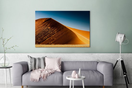 Les couleurs des dunes dorées sous le ciel bleu dans le parc du Namib-Naukluft Toile 140x90 cm - Tirage photo sur toile (Décoration murale salon / chambre)
