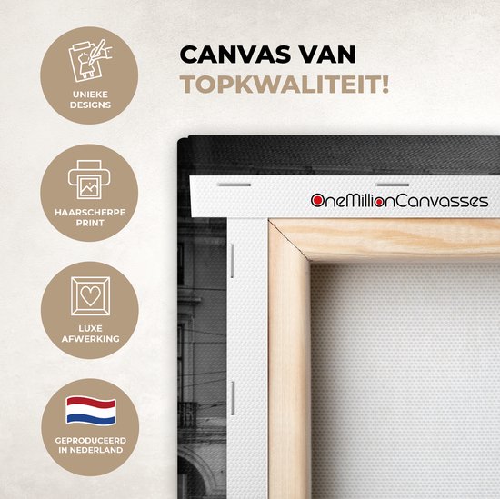 Canvas schilderij 150x100 cm - Wanddecoratie Zwart-wit foto met een rode tram - Muurdecoratie woonkamer - Slaapkamer decoratie - Kamer accessoires - Schilderijen