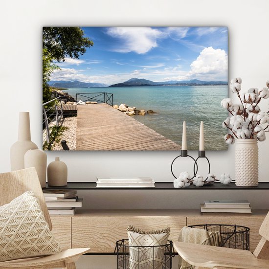 Une jetée en bois au lac de Garde clair en Italie 60x40 cm - Tirage photo sur toile (décoration murale salon / chambre)
