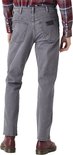 Man met rood geruit overhemd in donkergrijze jeans, rugzicht.