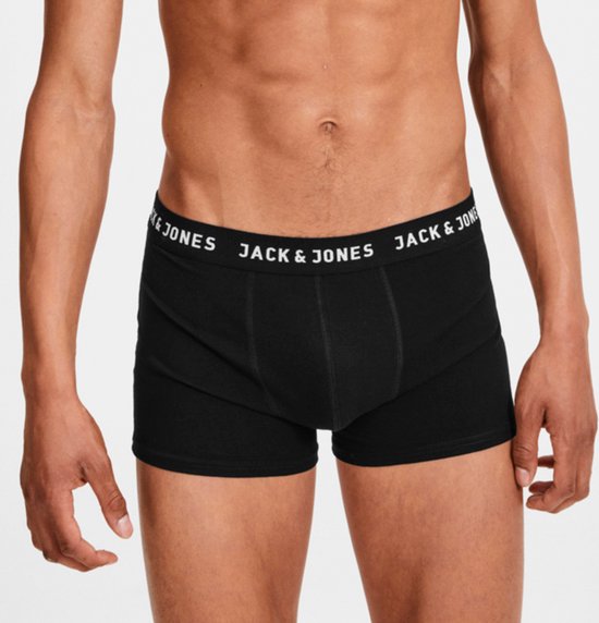Zwarte Jack & Jones trunks met witte logo's op de elastische tailleband.