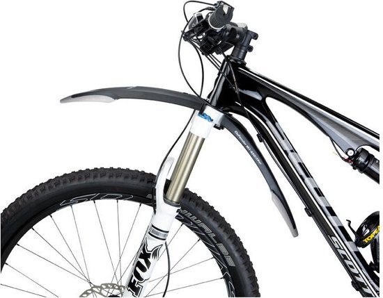 Zwart voor spatbord op een mountainbike met witte voorvork en zwarte banden.