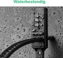 Zwart cijferslot bedekt met waterdruppels. Het slot is waterbestendig.