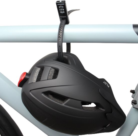 Zwarte helm met rood achterlicht, hangend aan een fietsframe met een zwart cijferslot.