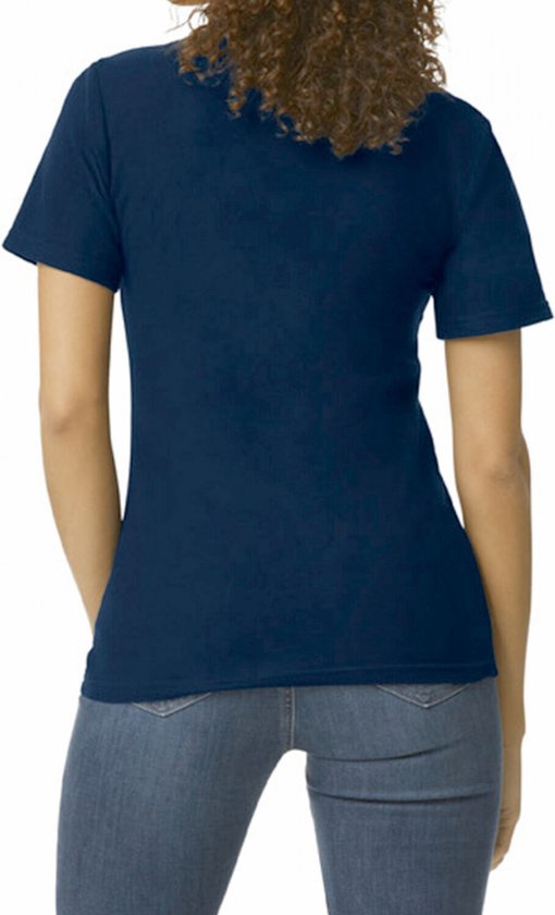 Dos du polo bleu marine Gildan Softstyle pour femme, manches courtes, porté avec un jean.