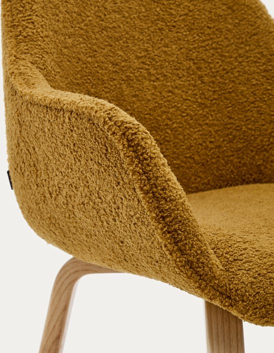 Kave Home - Aleli-stoel in mosterdkleurige schapenvacht en massief essenhouten poten met natuurlijke a