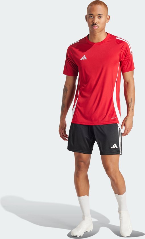 Rood sportshirt voor heren met witte accenten op de schouders en zijkanten. Het shirt heeft korte mouwen en een ronde hals.
