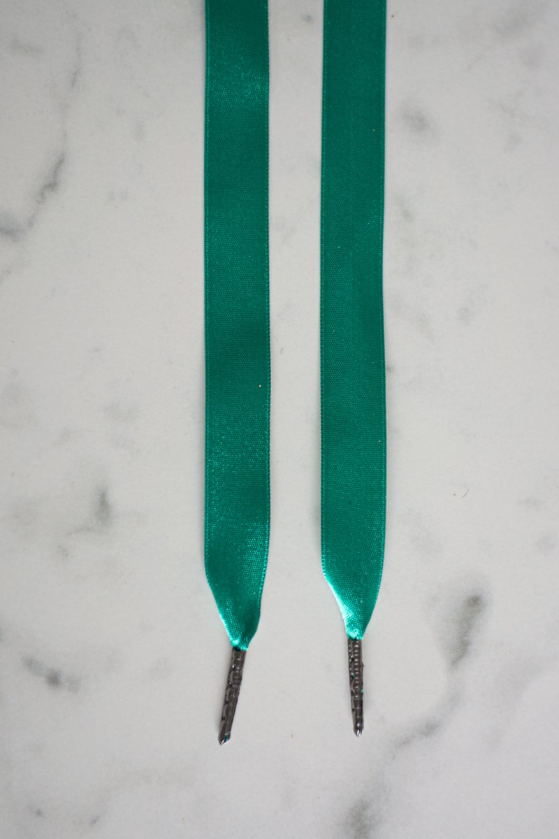 Schoenveters plat satijn luxe - groen breed - 120cm met antracieten stiften veters voor wandelschoenen, werkschoenen en meer