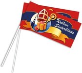 Voordeelset 30x welkom Sinterklaas zwaaivlaggetjes 38 cm - Zwaaivlaggetjes Sint en Piet - 5 December vlaggetjes