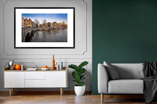 Photo encadrée - Photo de l'américain Keizersgracht sous un ciel bleu avec cadre photo nuages 120x80 cm - Affiche encadrée (Décoration murale salon / chambre)