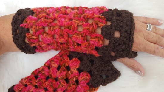 Handgemaakte warme vingerloze handschoenen / polswarmers in donkerbruin rood oranje gehaakt. Maat L