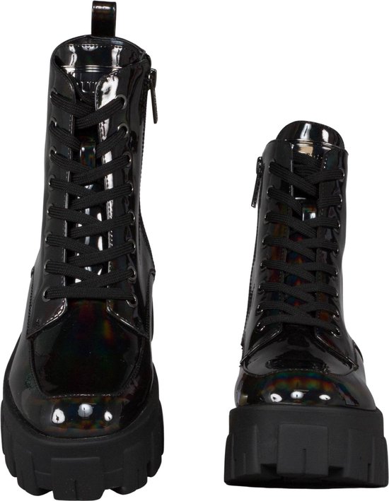 Paire de bottes noires vernies et brillantes avec lacets, fermetures éclair et semelles épaisses.