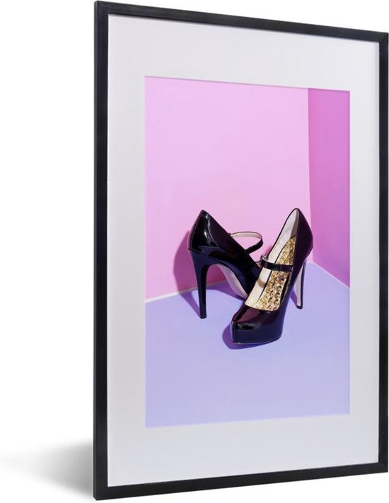 Poster met lijst Hakken - Schoenen met hoge hakken op roze achtergrond  fotolijst zwart | bol.com