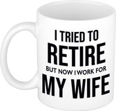 I tried to retire but now I work for my wife koffiemok / theebeker - 300 ml - wit - kantoorhumor / VUT / pensioen - grappige cadeau mok / beker voor collega