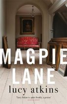 Boekcover van Magpie Lane door Lucy Atkins, met de titel in grote witte letters op een achtergrond van een gang met antiek meubilair.
