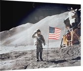 Astronaut gives salute beside U.S. flag (maanlanding) - Foto op Plexiglas - 90 x 60 cm