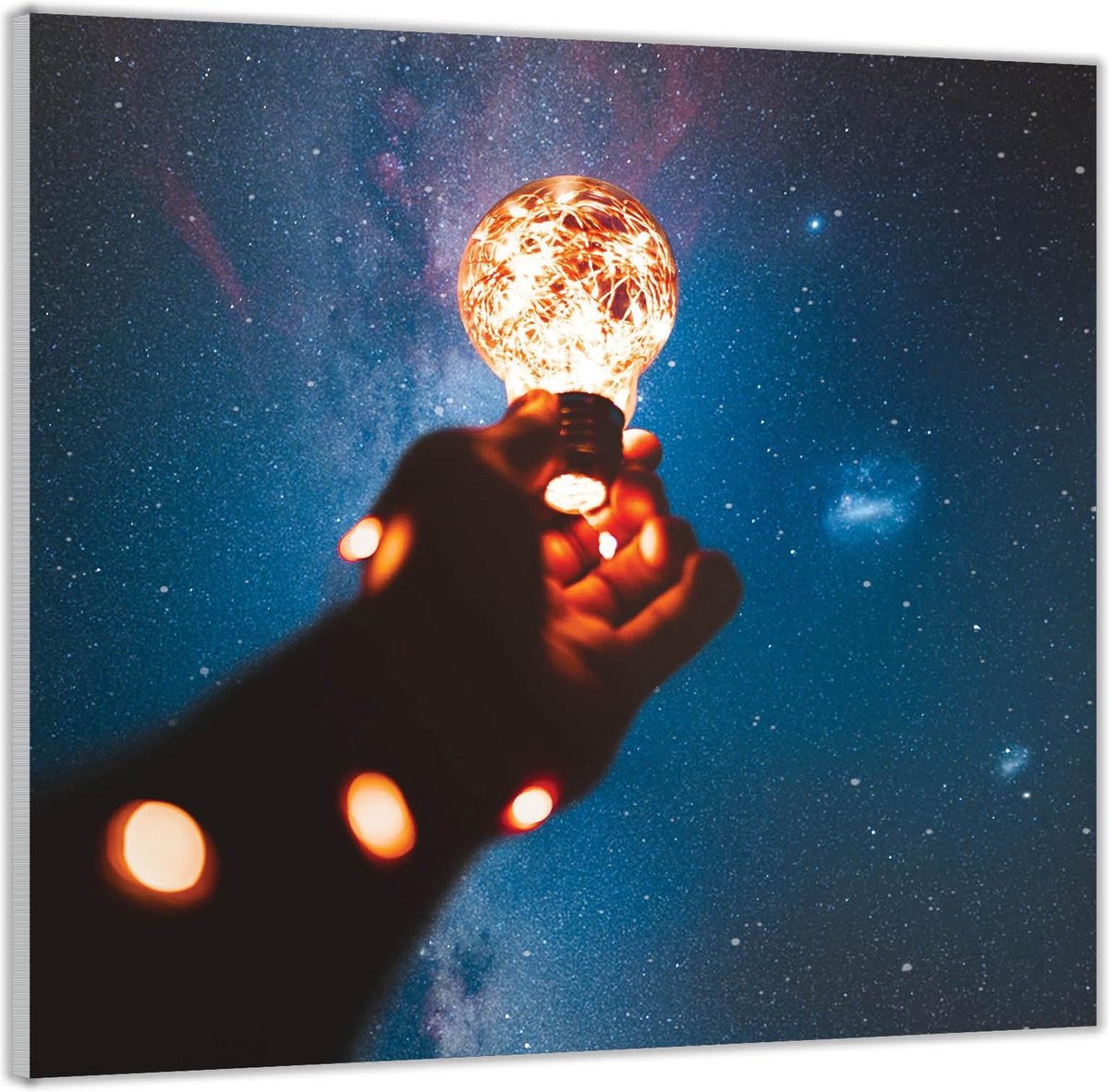 Acrylglas –Gloeilampje onder Sterrenstelsel-80x80 Foto op Acrylglas (Wanddecoratie op Acry