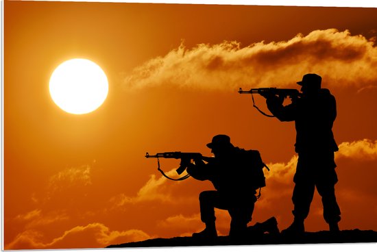 PVC Schuimplaat - Silhouet van Twee Soldaten op Berg bij de Felle Zon - 90x60 cm Foto op PVC Schuimplaat (Met Ophangsysteem)