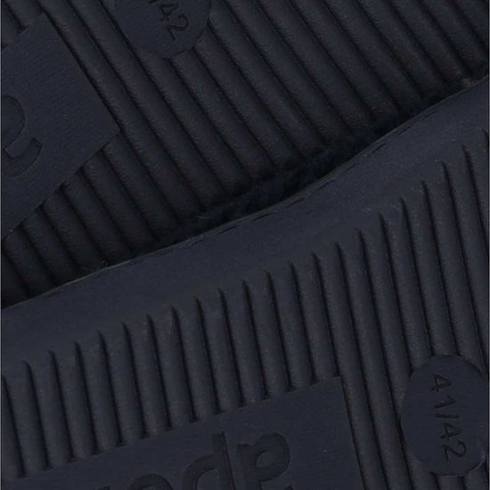 Close-up van de zool van donkerblauwe pantoffels met 'Apollo' en maat 41/42.