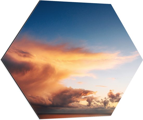 Dibond Hexagon - Mooie Zonsondergang met Wolken - 80x69.6 cm Foto op Hexagon (Met Ophangsysteem)
