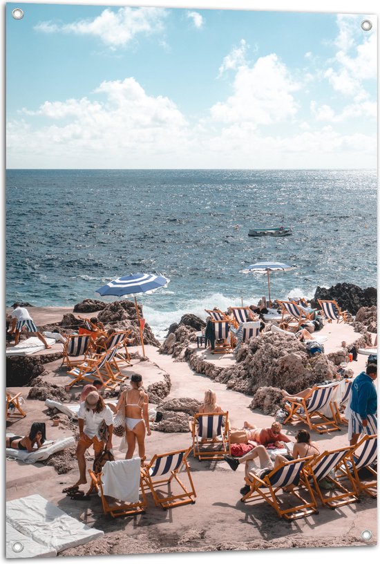 Tuinposter – Strand - Zee - Stoelen - Mensen - Water - Stenen - 70x105 cm Foto op Tuinposter (wanddecoratie voor buiten en binnen)