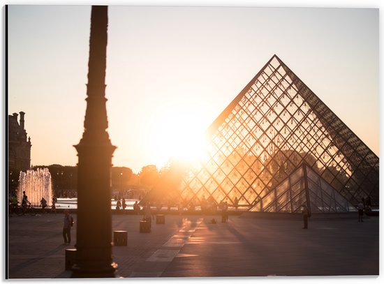 Dibond - Zonnestralen over het Plein van het Louvre in Parijs - 40x30 cm Foto op Aluminium (Met Ophangsysteem)
